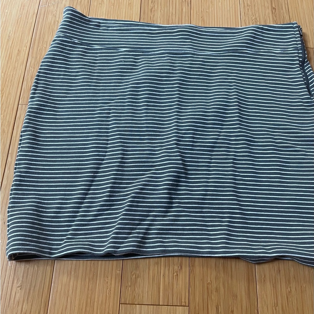 Gap, size L, stretchy mini skirt. Gray & white striped.